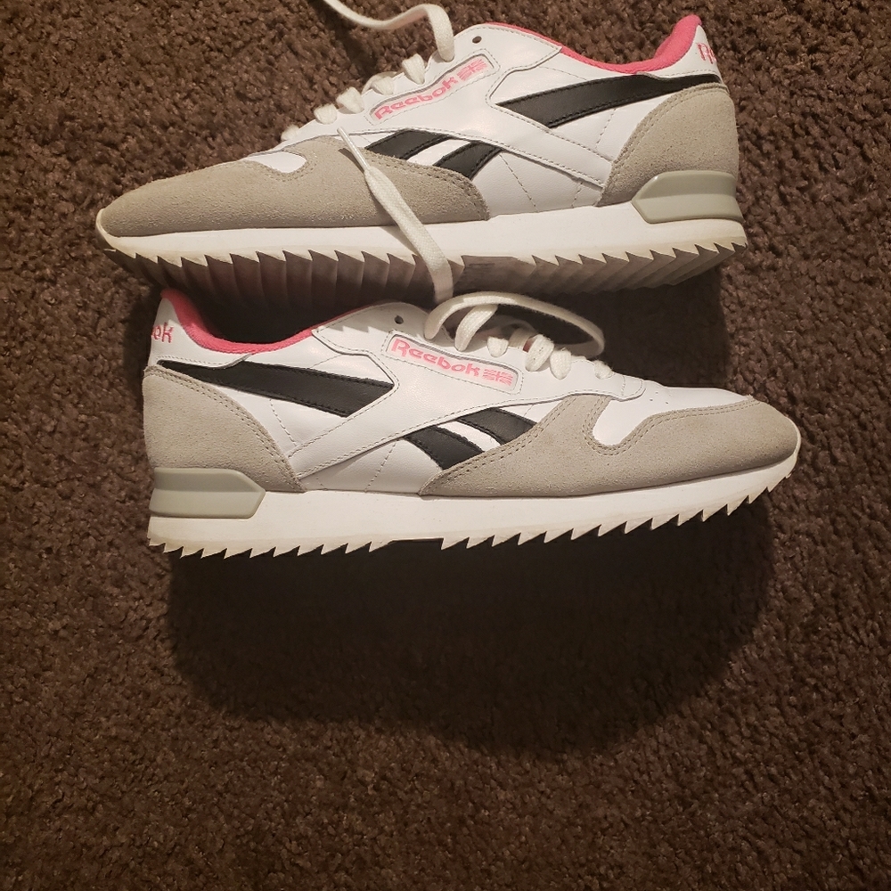 Mens size 8 Reebok